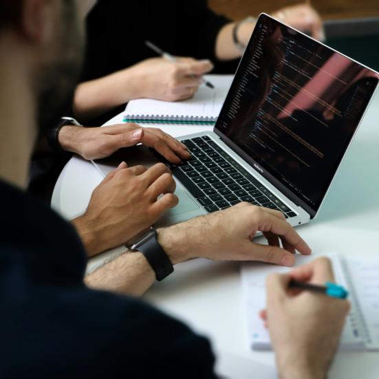 Mennesker mødes omkring en computer